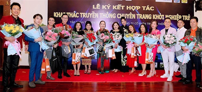 Nữ diễn viên chụp ảnh cùng các khách mời và lãnh đạo công ty cô. Phi Thanh Vân sẽ thử sức với vai trò MC chương trình Ngôi nhà khởi nghiệp của Đài phát thành và truyền hình Bình Phước trong năm 2021.