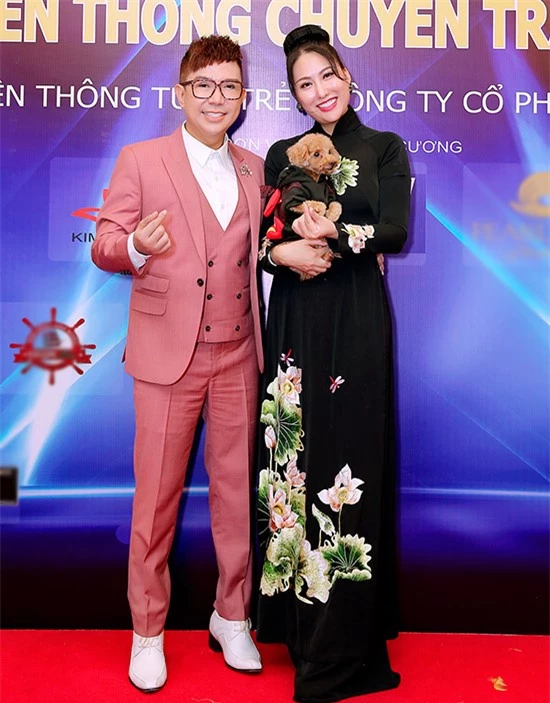 Ca sĩ Long Nhật mặc vest hồng đi sự kiện của Phi Thanh Vân.