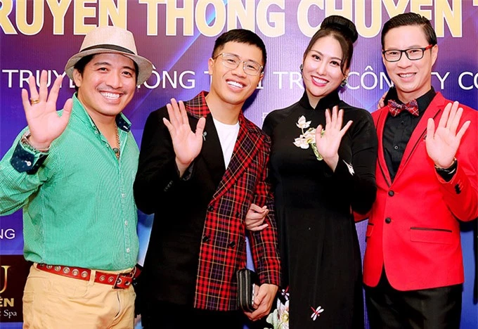 Diễn viên, nhạc sĩ Lý Nguyễn Vương (áo xanh), MC Quốc Bình (áo kẻ) và MC Anh Quân đến ủng hộ nàng Phương Trinh.
