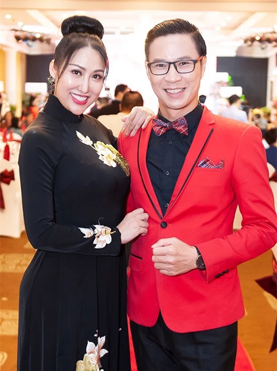 Anh Quân mặc vest tuxedo bảnh bao giúp Phi Thanh Vân cầm trịch dẫn chương trình.