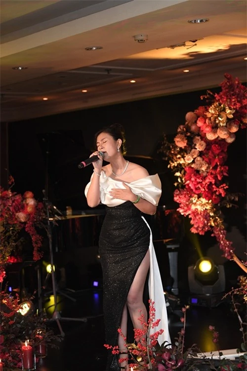 Diễn viên Kim Thư hiếm hoi đi sự kiện. Chị diện đầm của NTK Nguyễn Minh Tuấn, dành tặng khán giả những món quà âm nhạc là ca khúc Bảy ngày mong đợi, Happy new year.