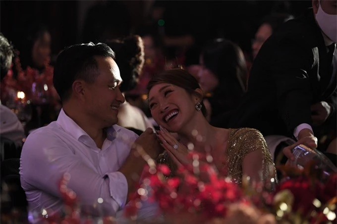 Diễn viên Chi Bảo bảnh bao, tháp tùng bạn gái – CEO Lý Thùy Chang - tới dạ tiệc.