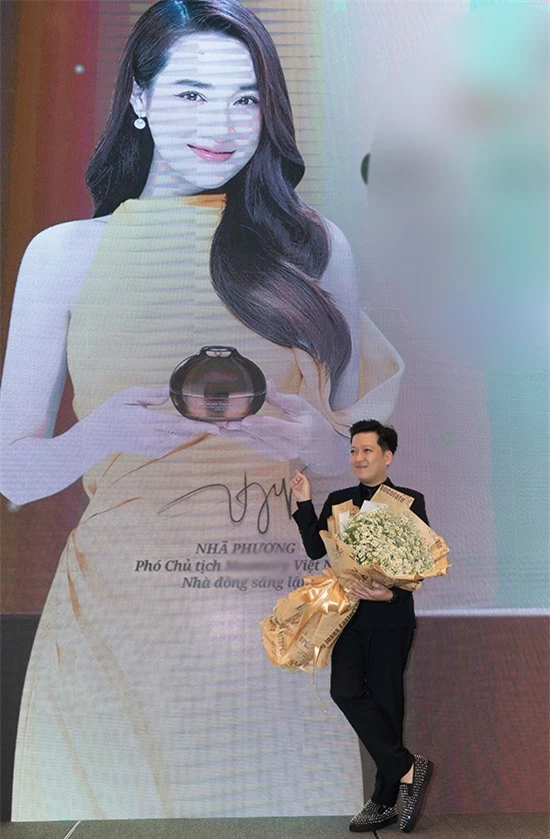 Diễn viên hài tự hào chụp ảnh với tấm poster của bà xã. Anh ủng hộ Nhã Phương kinh doanh các sản phẩm cho mẹ và bé, đúng sở thích của cô.