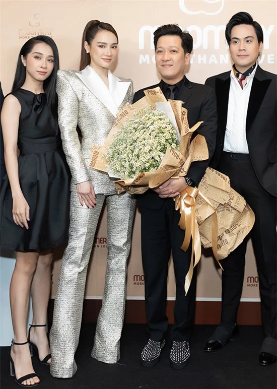 Cặp diễn viên chụp ảnh cùng em gái Nhã Phương (ngoài cùng bên trái) và MC Thái Dũng ở sự kiện.
