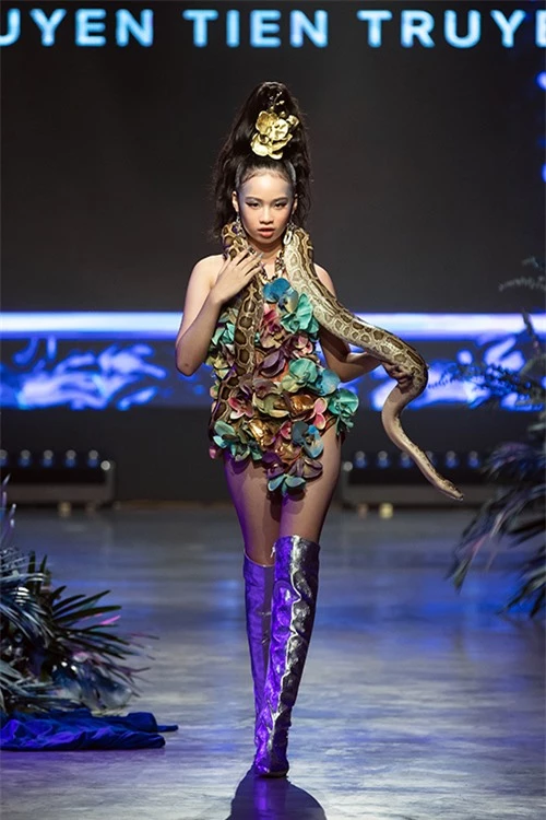 Mẫu nhí Bảo Hà tự tin catwalk cùng trăng. Em là mẫu nhí duy nhất tham gia trình diễn cùng dàn mẫu chuyên nghiệp ở show diễn này.