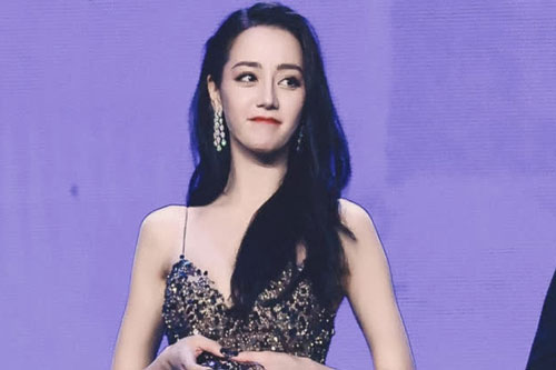 Địch Lệ Nhiệt Ba lao đao sau tin đồn hẹn hò Hoàng Cảnh Du