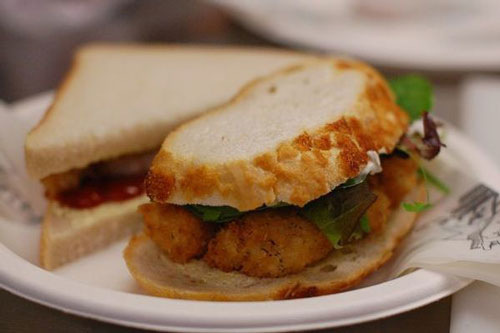 Cận cảnh món bánh mỳ kẹp cá mất 10 năm để hoàn thành