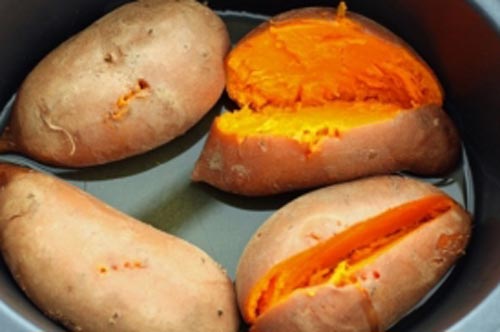 Hấp khoai lang bằng nước nóng hay nước lạnh mới ngon?