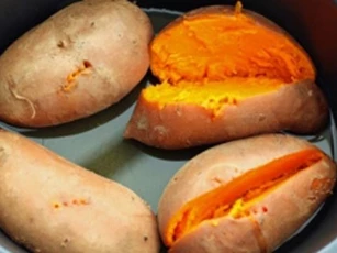 Hấp khoai lang bằng nước nóng hay nước lạnh mới ngon?