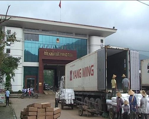 6 cán bộ hải quan cửa khẩu Bắc Phong Sinh vừa bị đình chỉ công tác để xem xét trách nhiệm. Ảnh: Internet