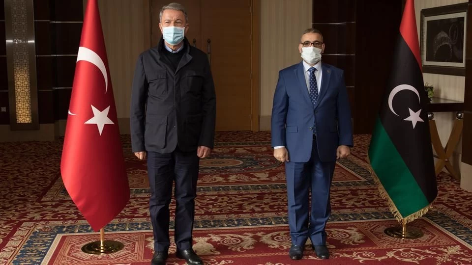 Bộ trưởng Quốc phòng Thổ Nhĩ Kỳ Hulusi Akar và người đồng cấp Chính phủ Đoàn kết dân tộc Libya (GNA) Salahaddin Namroush. (Nguồn: AFP)