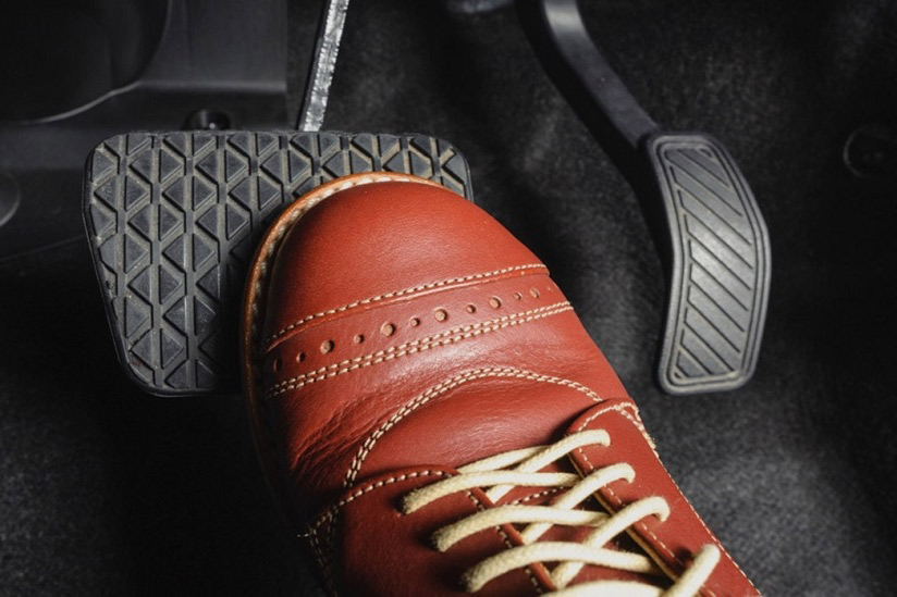 Nguyên tắc giúp hạn chế tình trạng nhầm chân ga, chân phanh khi lái ô tô