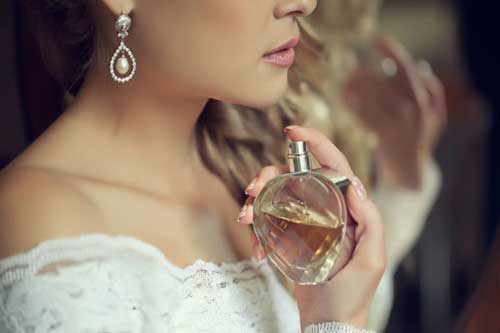 Mẹo sử dụng nước hoa giúp lưu giữ mùi hương suốt ngày dài