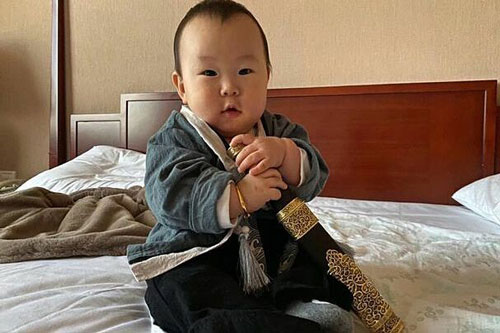 Trương Kỷ Trung tặng con gái thanh kiếm trong tiệc 100 ngày tuổi