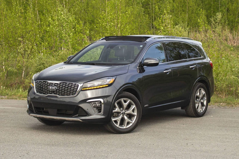 4. Kia Sorento 2020 (giá khởi điểm: 26.990 USD, điểm tổng thể: 8.1/10).