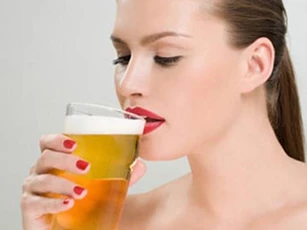 Công dụng làm đẹp bất ngờ từ đồ uống có cồn