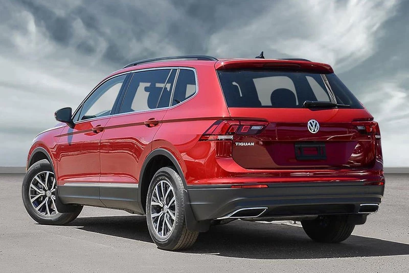 7. Volkswagen Tiguan 2020 (giá khởi điểm: 24.945 USD, điểm tổng thể: 7.9/10).