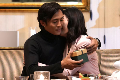 Nam Em tặng quà, ôm hôn Lãnh Thanh