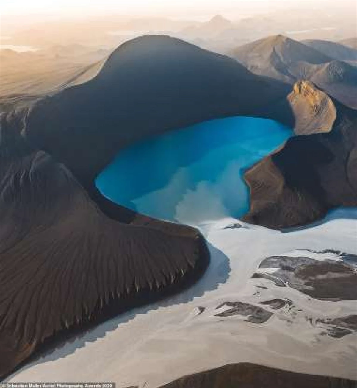 Cảnh tượng từ trên cao của khu vực Cao nguyên Iceland mang vẻ đẹp siêu thực của nhiếp ảnh gia Sebastian Muller khiến chúng ta kinh ngạc.