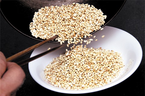 Gạo lứt và gạo nếp là nguyên liệu chính trong cách làm nước gạo rang