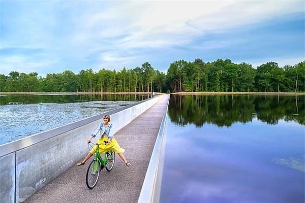 Chiêm ngưỡng con đường đạp xe xuyên qua hồ nước tuyệt đẹp ở Bỉ