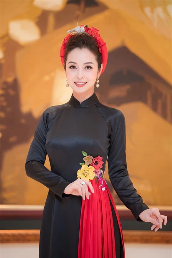 Jennifer Phạm sinh năm 1985, là Hoa hậu châu Á tại Mỹ 2006. Sau khi đăng quang, cô về Việt Nam phát triển sự nghiệp, làm diễn viên và MC. Cô kết hôn với doanh nhân Đức Hải vào năm 2012 và hiện có cuộc sống viên mãn, hạnh phúc.