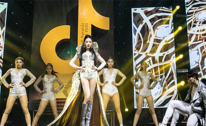Ca sĩ Chi Pu cũng gây chú ý với trang phục của Đỗ Long khi biểu diễn ở chương trình này.