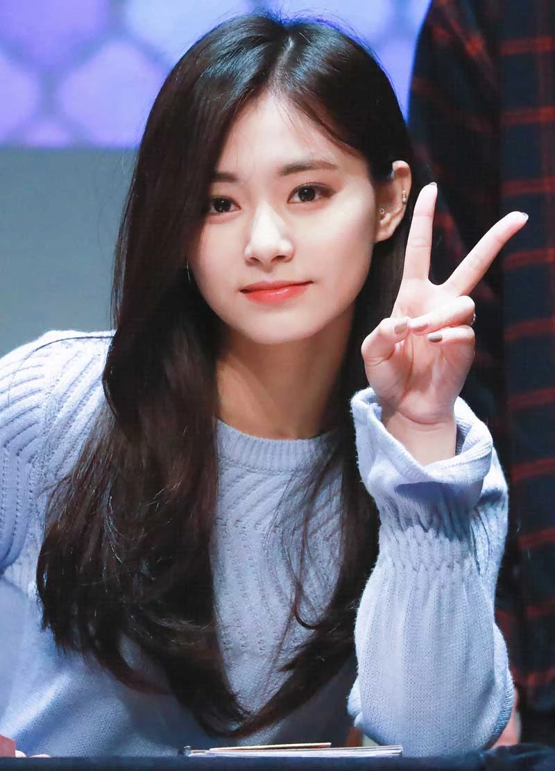 4. Tzuyu (TWICE).