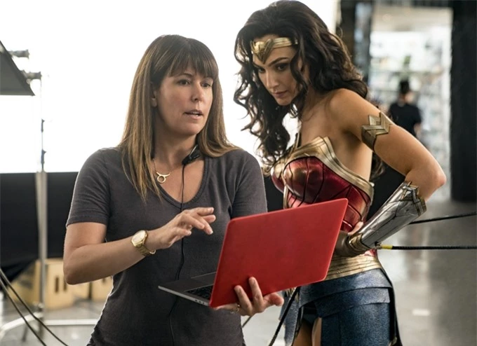 Đạo diễn Patty Jenkins và diễn viên Gal Gadot trên trường quay Wonder Woman 1984.