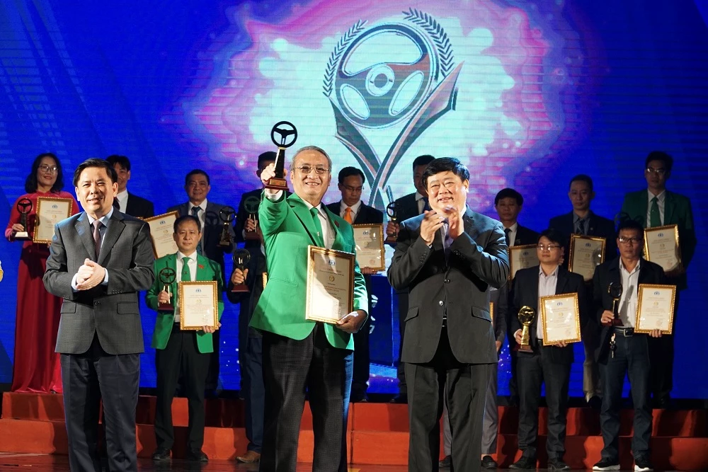Ông Hồ Quốc Phi, đại diện Tập đoàn Mai Linh nhận giải thưởng danh giá từ Uỷ ban ATGT Quốc gia.