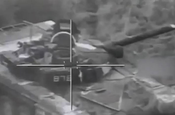 Tên lửa chống tăng Israel bắn trúng cửa xe tăng từ khoảng cách 15 km