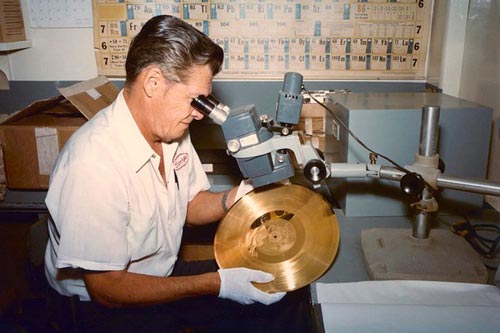 Giải mã 'lá thư' trên chiếc đĩa vàng gửi tới người ngoài tinh của NASA