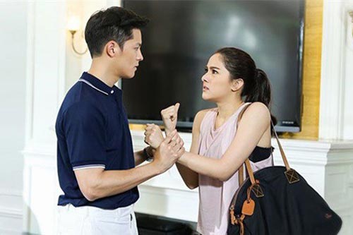 Đang đi thử váy cô dâu thì đọc được tin nhắn gửi đến máy chồng sắp cưới, suýt ngất khi phát hiện bí mật về mức lương thật của anh