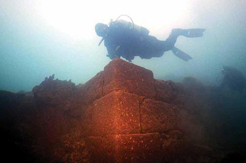 Kinh ngạc lâu đài 3.000 năm tuổi sừng sững dưới đáy hồ