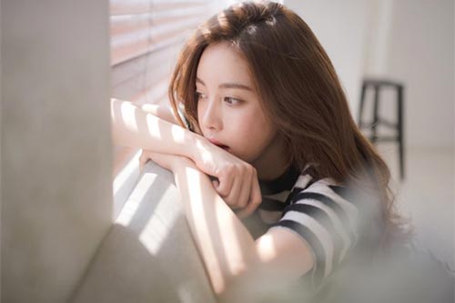 Kỷ niệm 1 tháng yêu nhau, khi tôi lấy món quà tặng ra, người yêu sững người rồi hỏi một câu khiến tôi phải bật dậy bỏ về