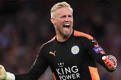 Kasper Schmeichel bắt kịp thành tích của ông bố lừng danh