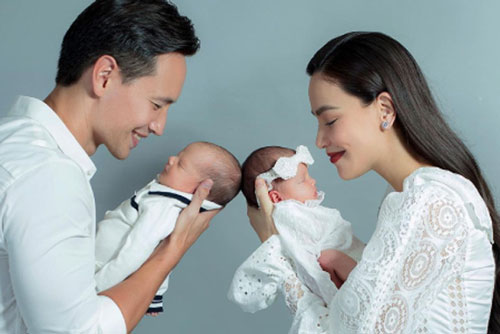 Hồ Ngọc Hà khoe rõ góc nghiêng của con sinh đôi