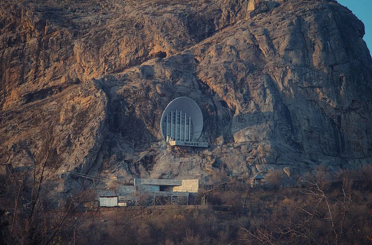 Công trình "mọc từ núi" tại Kyrgyzstan.