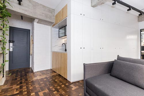 Căn hộ 30m2 rộng rãi, độc đáo nhờ phòng tắm ẩn sau tủ quần áo