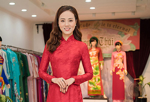 Bạn gái Công Lý thử áo dài cưới