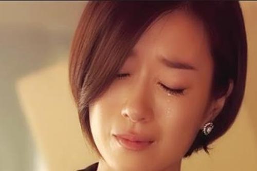 Vợ thường xuyên dẫn một cô bạn về nhà chơi, tôi cảm thấy khá kỳ lạ cho đến ngày cô ấy cầu xin tôi một việc đau đớn