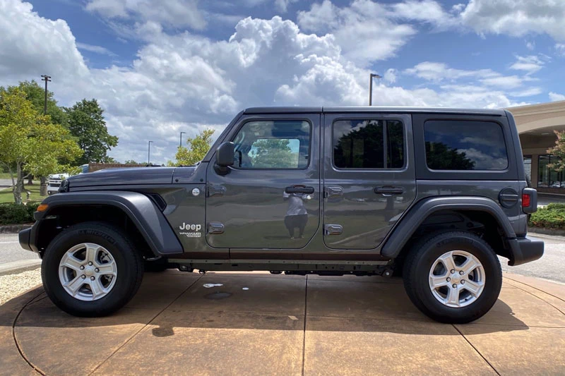 4. Jeep Wrangler Unlimited 2020 (sức chứa khoang hành lý khi gập hàng ghế sau: 2.050 lít).