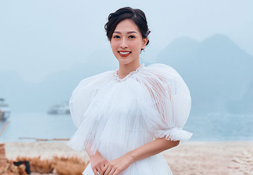 Á hậu Phương Nga chịu lạnh diễn áo dài cho Hà Duy