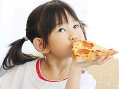 Pizza đồ ăn nhanh là thực phẩm dễ gây béo phì cho trẻ nhỏ