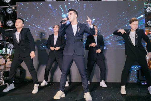 Ưng Hoàng Phúc gây tắc đường khi hát ở Bình Dương