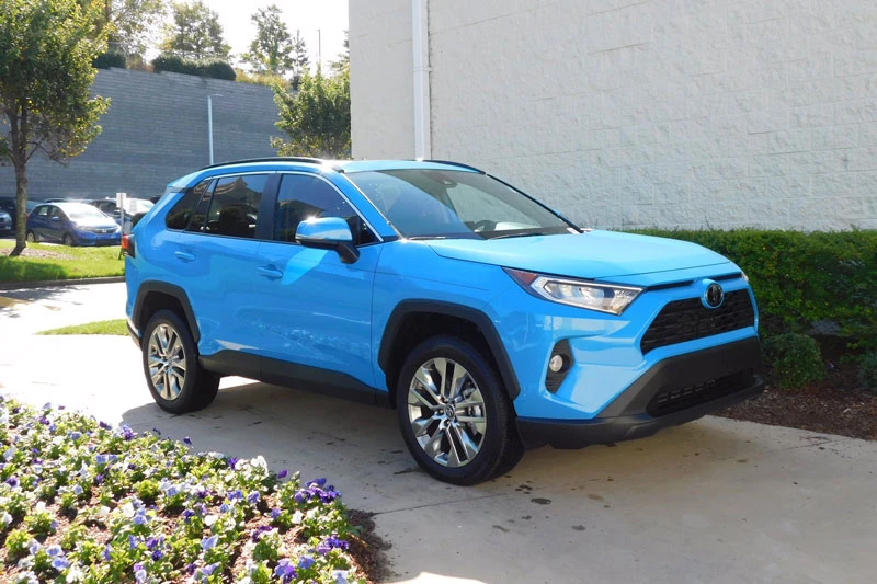 6. Toyota RAV4 2020 (sức chứa khoang hành lý khi gập hàng ghế sau: 1.977 lít).