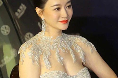 Lý Tiểu Nhiễm 'chiếm sóng' vì vòng một sexy