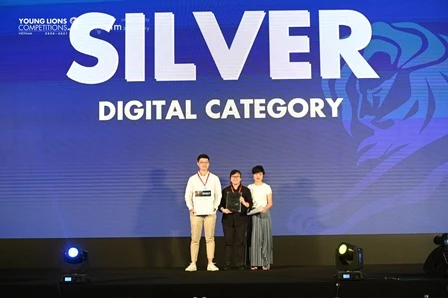 Sinh viên Khoa Kinh doanh và Quản trị Nguyễn Phi Linh và Huỳnh Chi Anh thắng giải Bạc hạng mục Kỹ thuật số.
