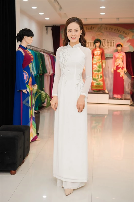 Ngọc Hà từng lọt Top 10 Hoa hậu Du lịch Việt Nam 2008 nhưng không hoạt động showbiz mà theo đuổi con đường làm báo. Cô hiện là phóng viên mảng văn hóa - giải trí của một tờ báo điện tử.