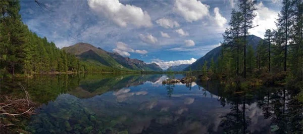 Hồ không có đáy Sobolkho ở Siberia. Ảnh: Dân trí 